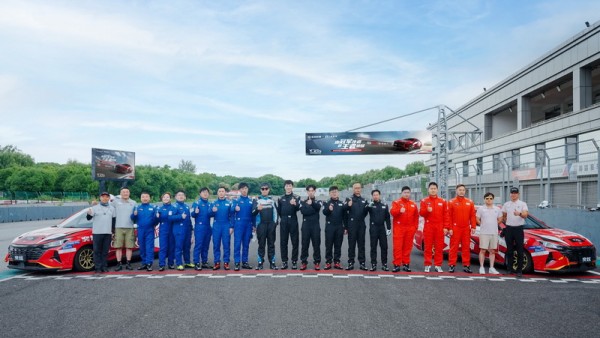 学赛照，逐梦赛道！东风风神赛车学院株洲、上海分院学员圆满毕业