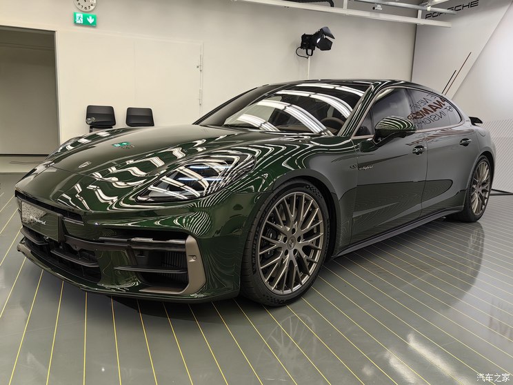 保时捷 Panamera新能源 2024款 Panamera Turbo E-Hybrid 行政加长版 4.0T