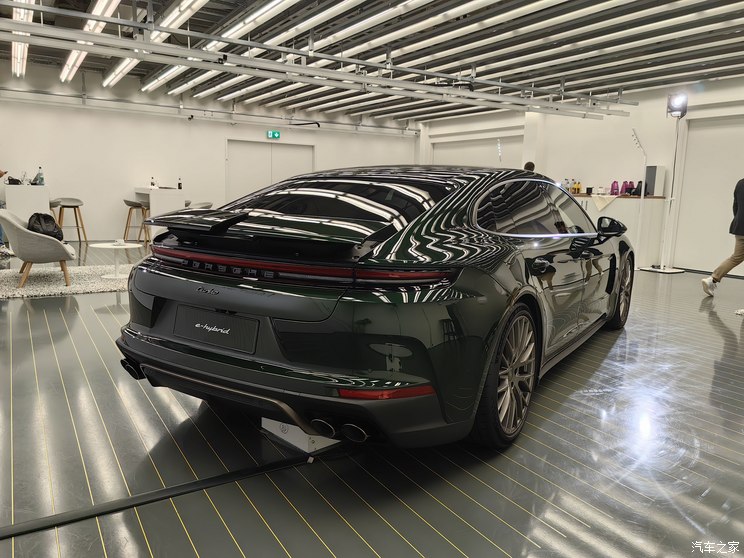 保时捷 Panamera新能源 2024款 Panamera Turbo E-Hybrid 行政加长版 4.0T